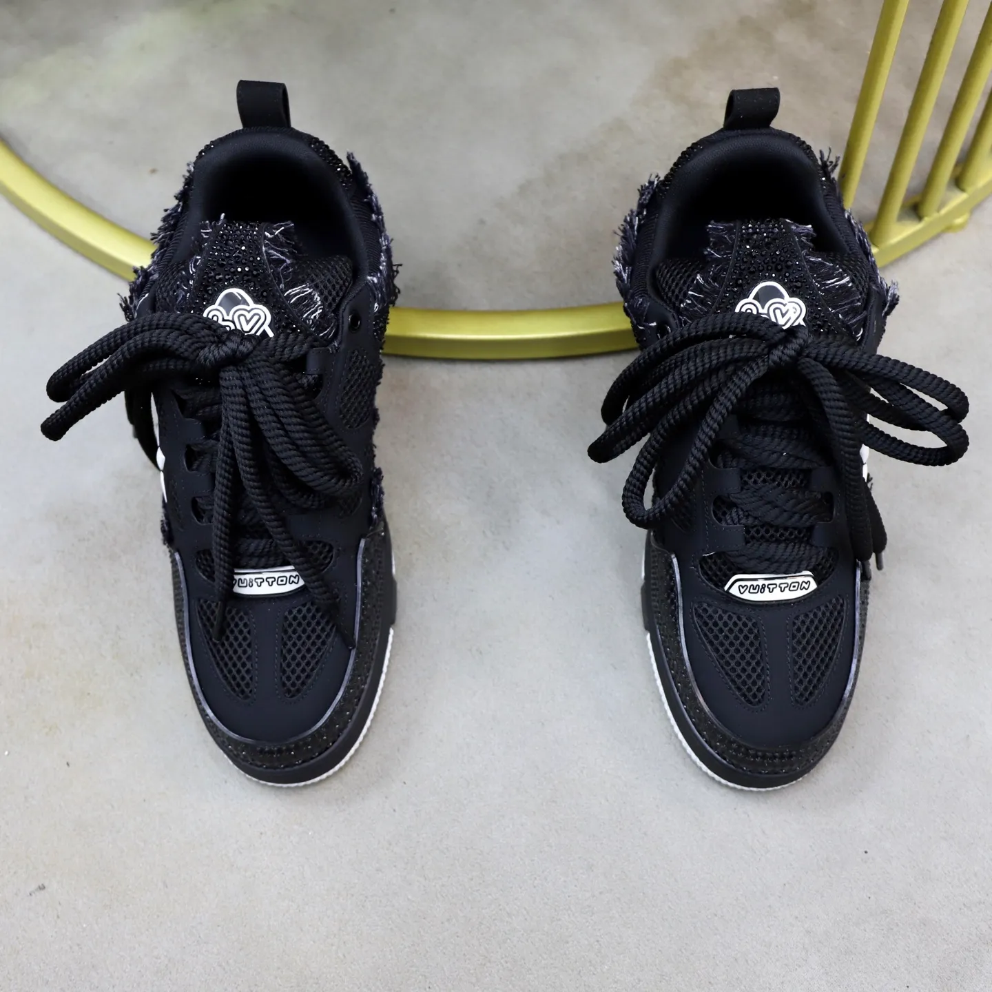 Ex-factory price: 860💰LV Couple👫Louis Vuitton TRAINER sneakers classic Louis Vuitton men's artistic director Virgil Abloh picked inspiration to create this LV Trainer sneaker. Yingze crystal inlays present a colorful effect. VS can be matched with two gorgeous effect colors. The LV letter logo badge on the tongue is gorgeous and noble. The LV letter is decorated on the side. The outsole is decorated with a Monogram flower pattern. It shows the trend of elegance and nobility! Men's and women's models: 35-46